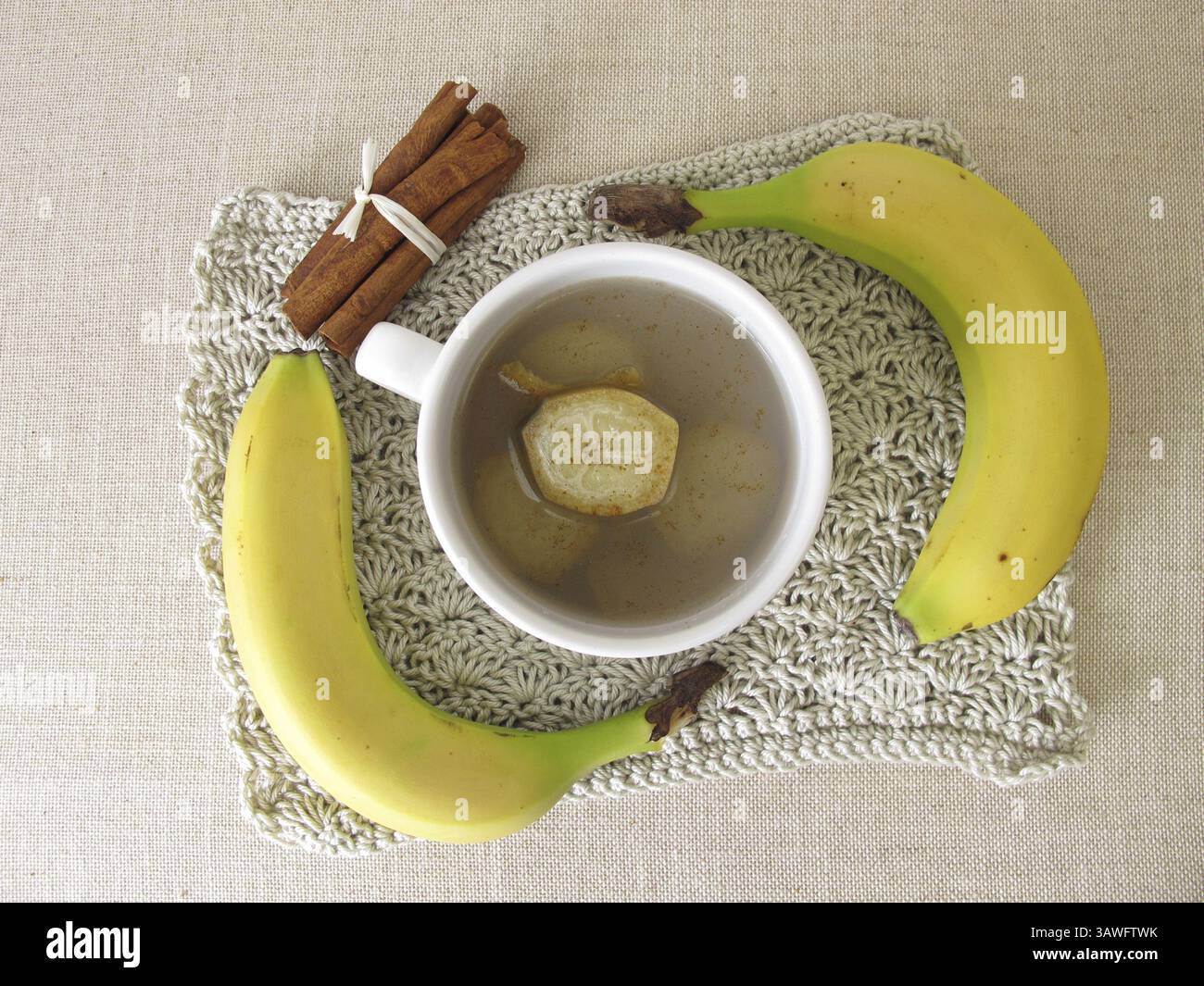 Bananenschalen Tee, Tee aus Bio-Bananen, Bananenschalen und Zimt Stockfoto