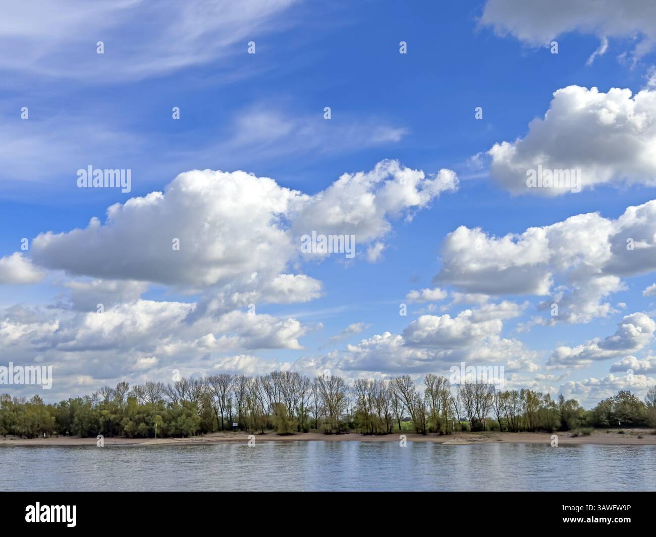 Ansicht der weißen Wolken Stratocumulus über dem Westufer des Rheins im Vordergrund, Rees, Niederrhein, Nordrhein-Westfalen, Deutschland, Europa Stockfoto
