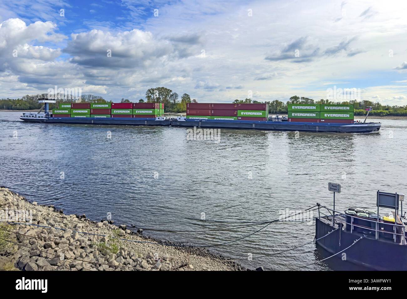 Containerschiff Frachtschiff Binnenschiff Frachtschiff Frachtschiff für die Binnenschifffahrt mit vielen gestapelten Frachtcontainern mit der Aufschrift Evergreen Travel Stockfoto
