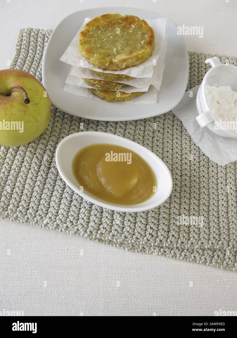 Kartoffelkuchen mit Apfelsauce Stockfoto