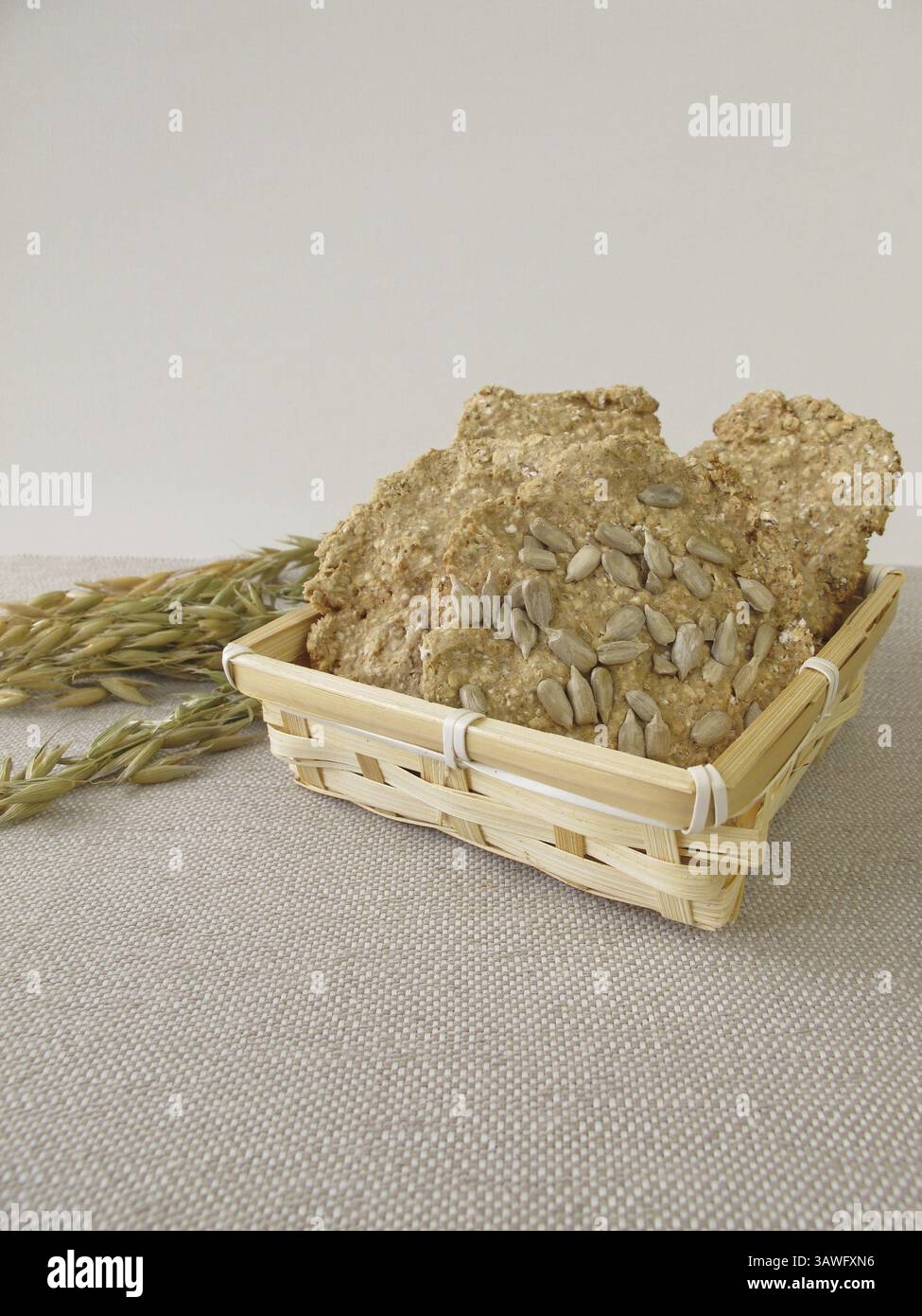 Hausgemachtes Haferknackbrot in einem Korb Stockfoto