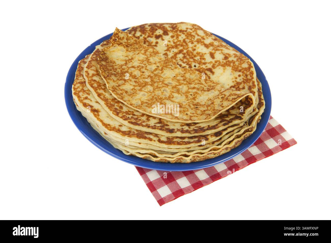 Platte mit Stapel von Pfannkuchen und karierte Serviette Stockfoto