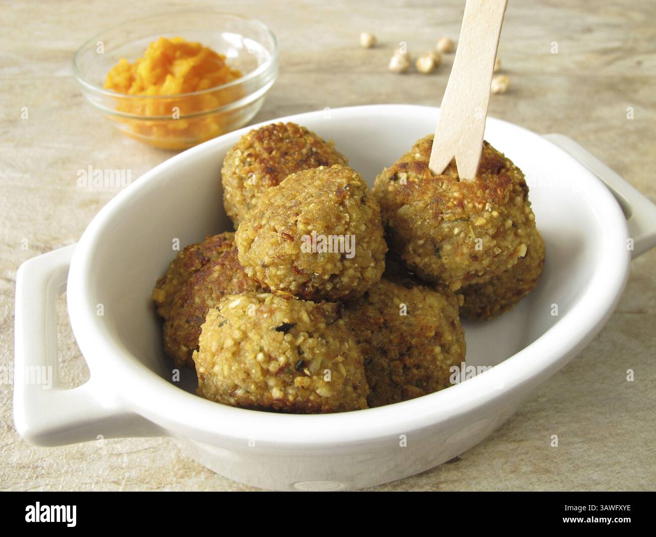 Falafelbällchen mit Karotten-Dip Stockfoto