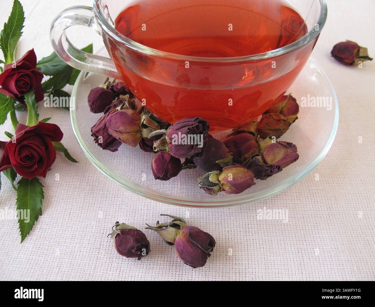Tee aus getrockneten Rosenblättern Stockfoto