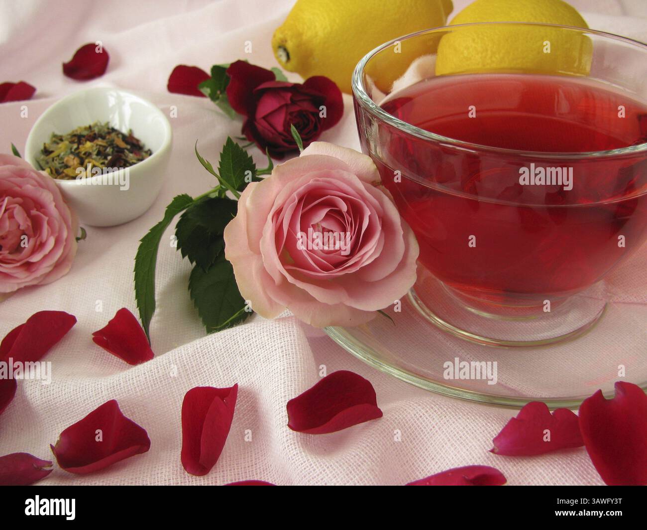 Früchtetee mit Rosenblättern Stockfoto