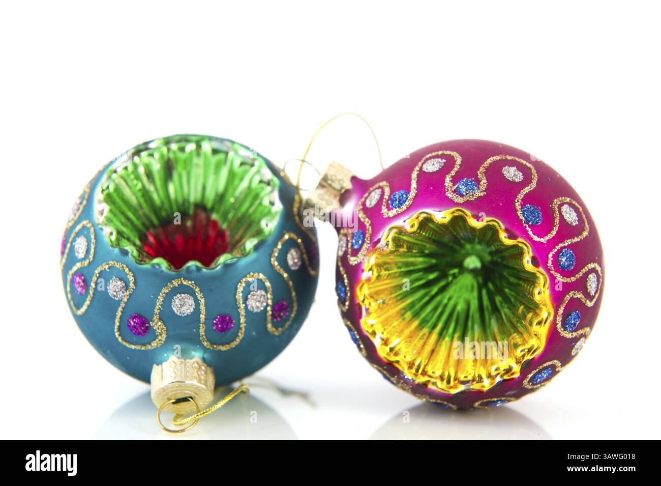 Bunte Weihnachtskugeln aus Glas isoliert auf weißem Hintergrund Stockfoto