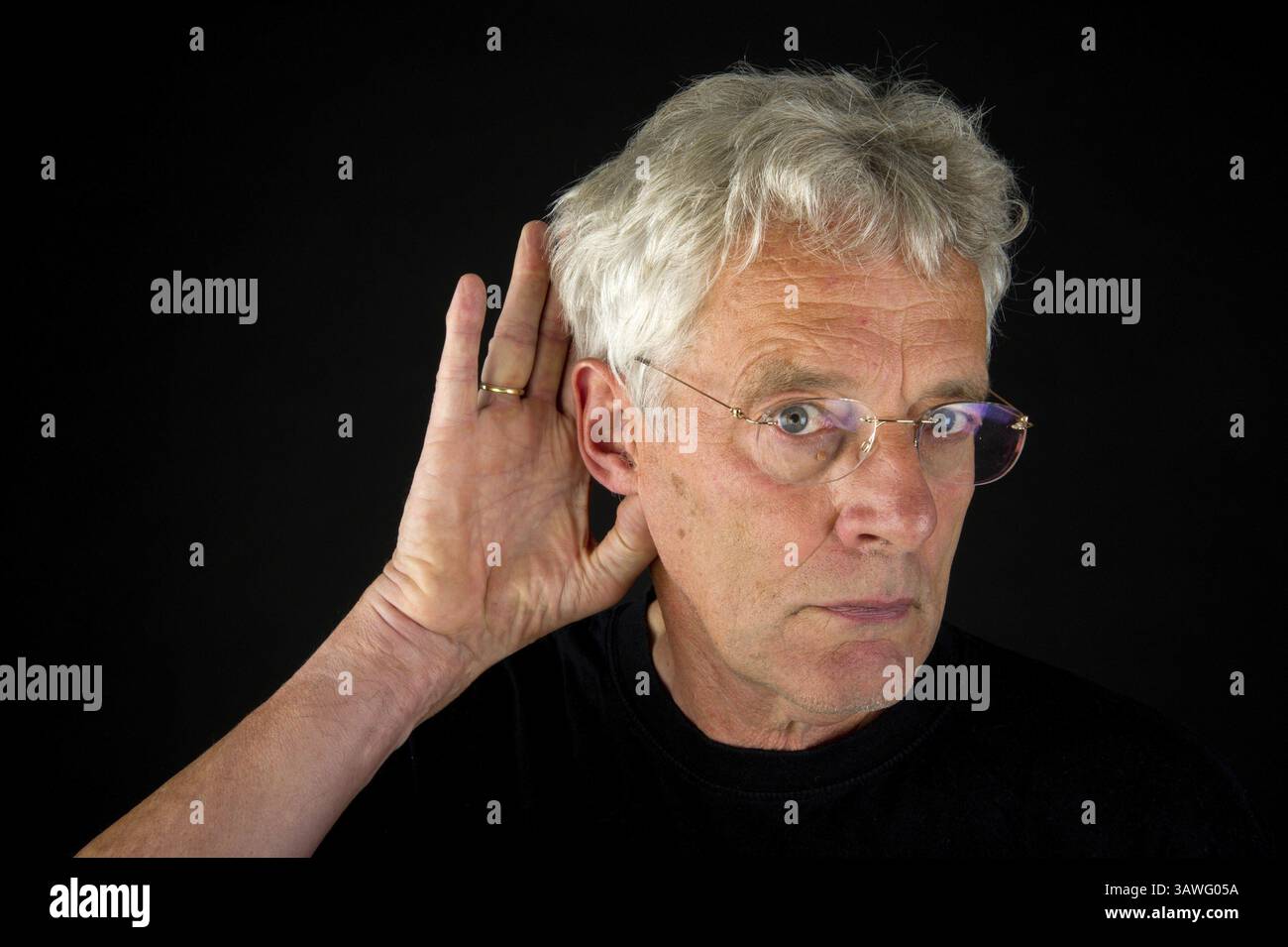 Ein älterer Mann ist auf schwarzem Hintergrund Stockfoto