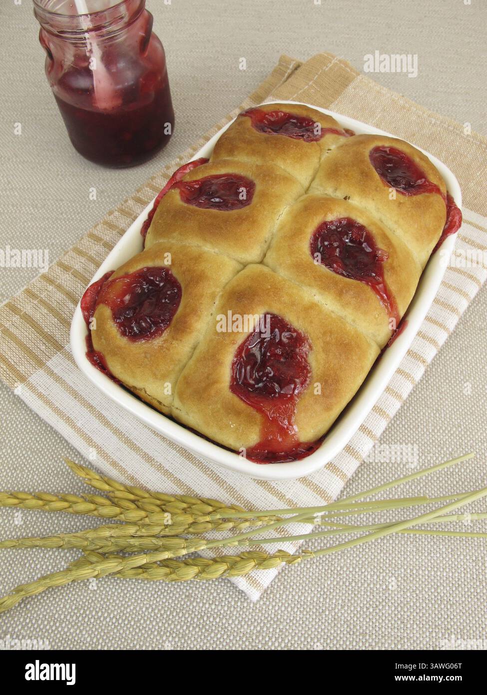 Buchteln mit Preiselbeermarmelade in der Backform Stockfoto