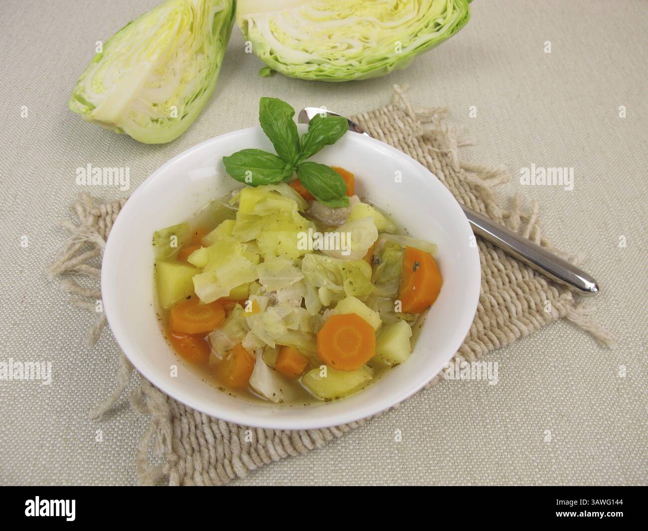 Gemüseeintopf mit Spitzkohl in einer Suppenschüssel Stockfoto
