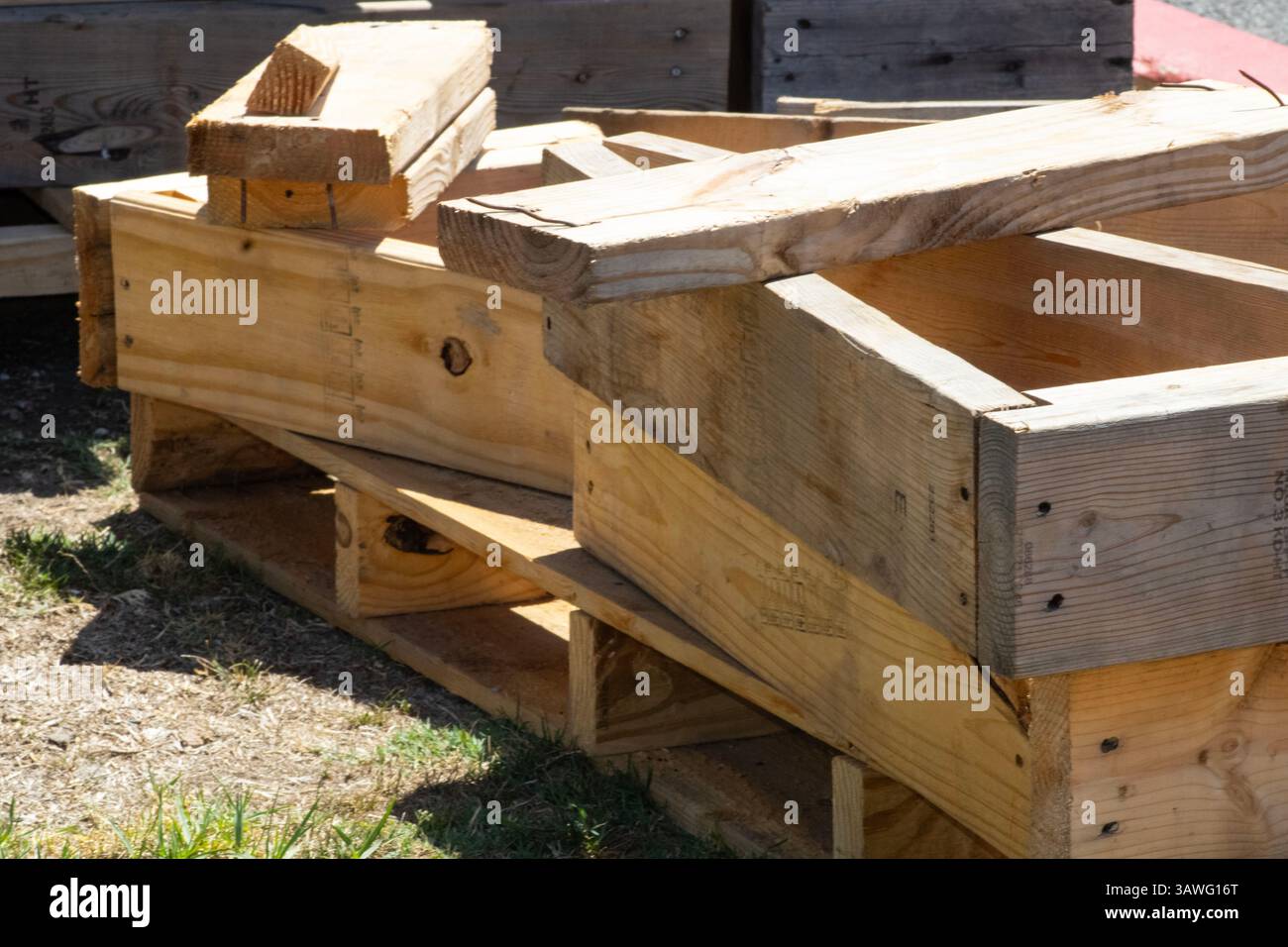 Dreieckige Holzbauteile im Freien Stockfoto