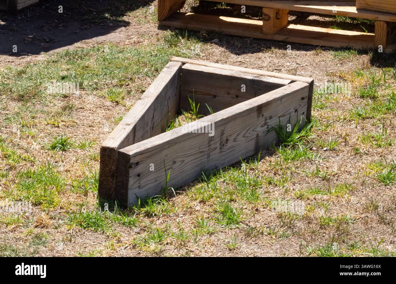 Dreieckige Holzbauteile im Freien Stockfoto