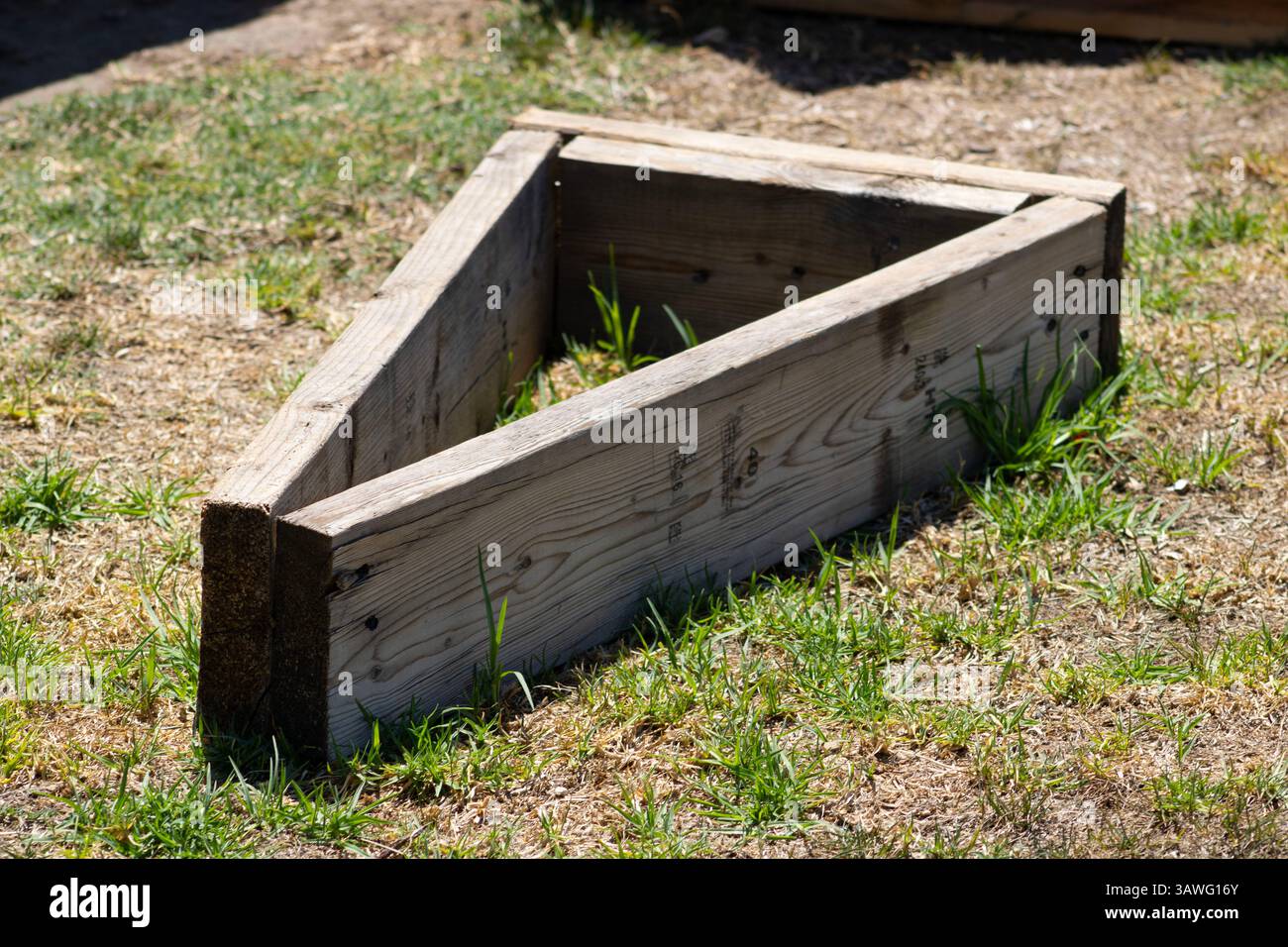 Dreieckige Holzbauteile im Freien Stockfoto