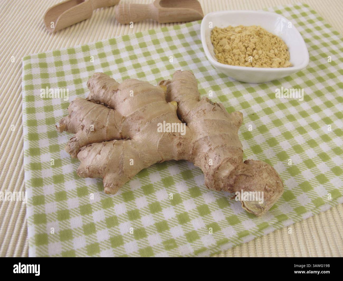 Ingwer-Wurzel und gemahlener Ingwer Stockfoto