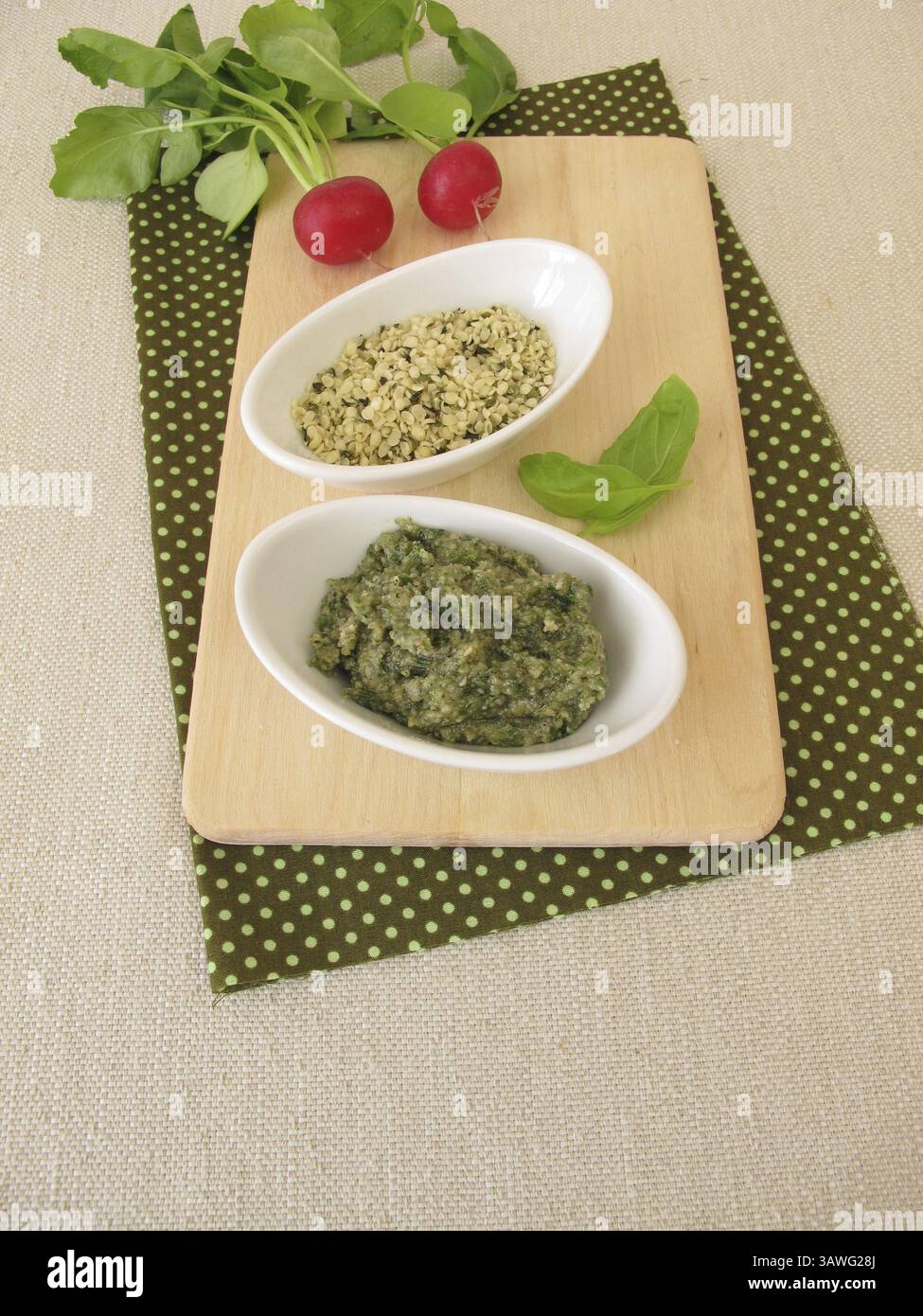 Hausgemachte vegane Hanfpaste mit Basilikum Stockfoto