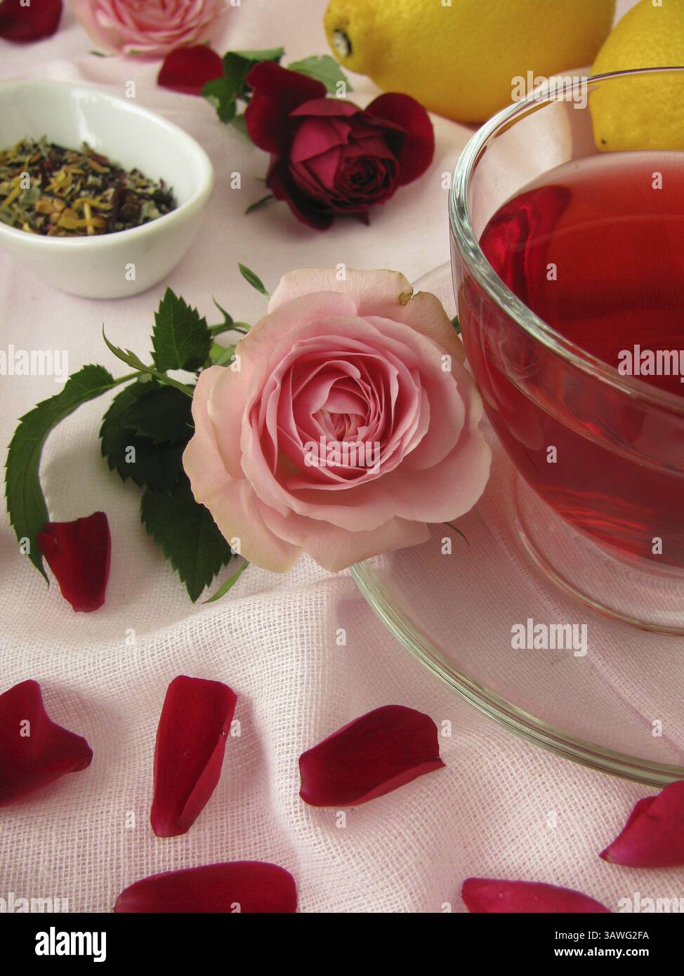 Früchtetee mit Rosenblättern Stockfoto
