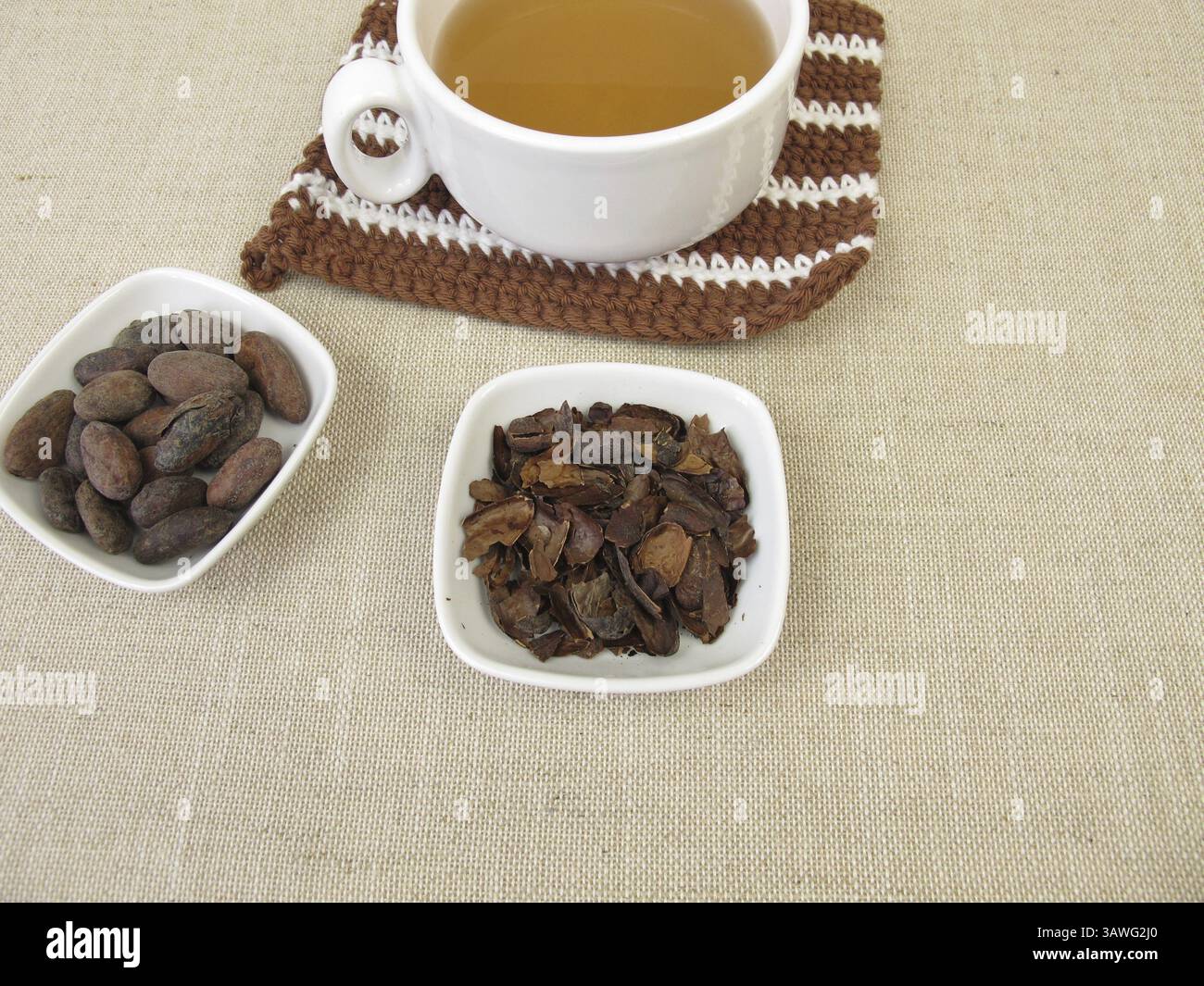 Kakaotee, Kakaoschalen-Tee aus gerösteten Kakaoschalen Stockfoto