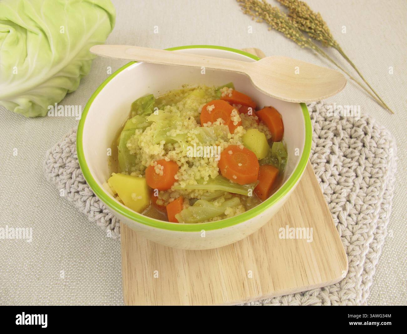 Eintopf mit Spitzkohl und Hirse Stockfoto