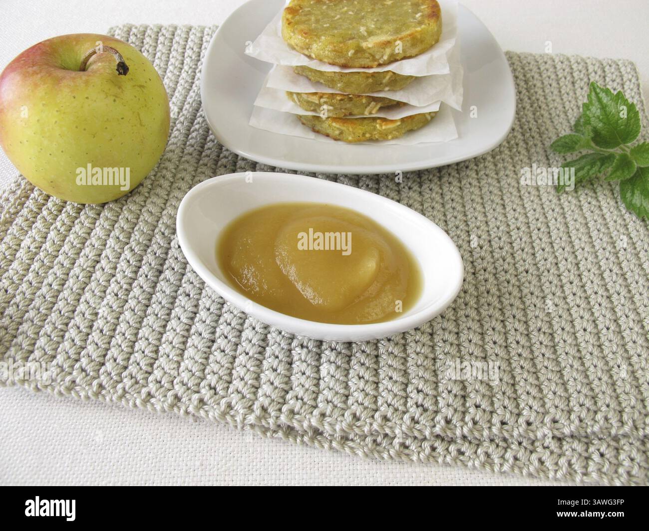 Kartoffelkuchen mit Apfelsauce Stockfoto