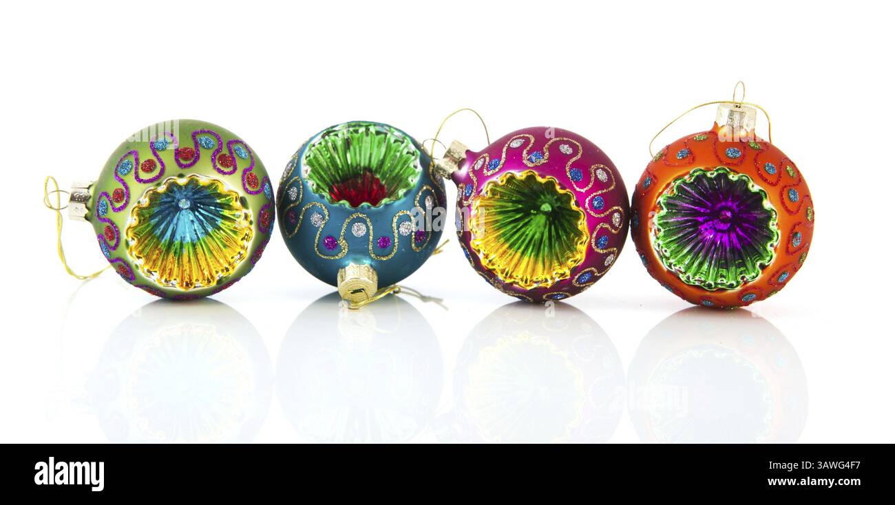 Bunte Weihnachtskugeln in einer Reihe isoliert über weiß Stockfoto
