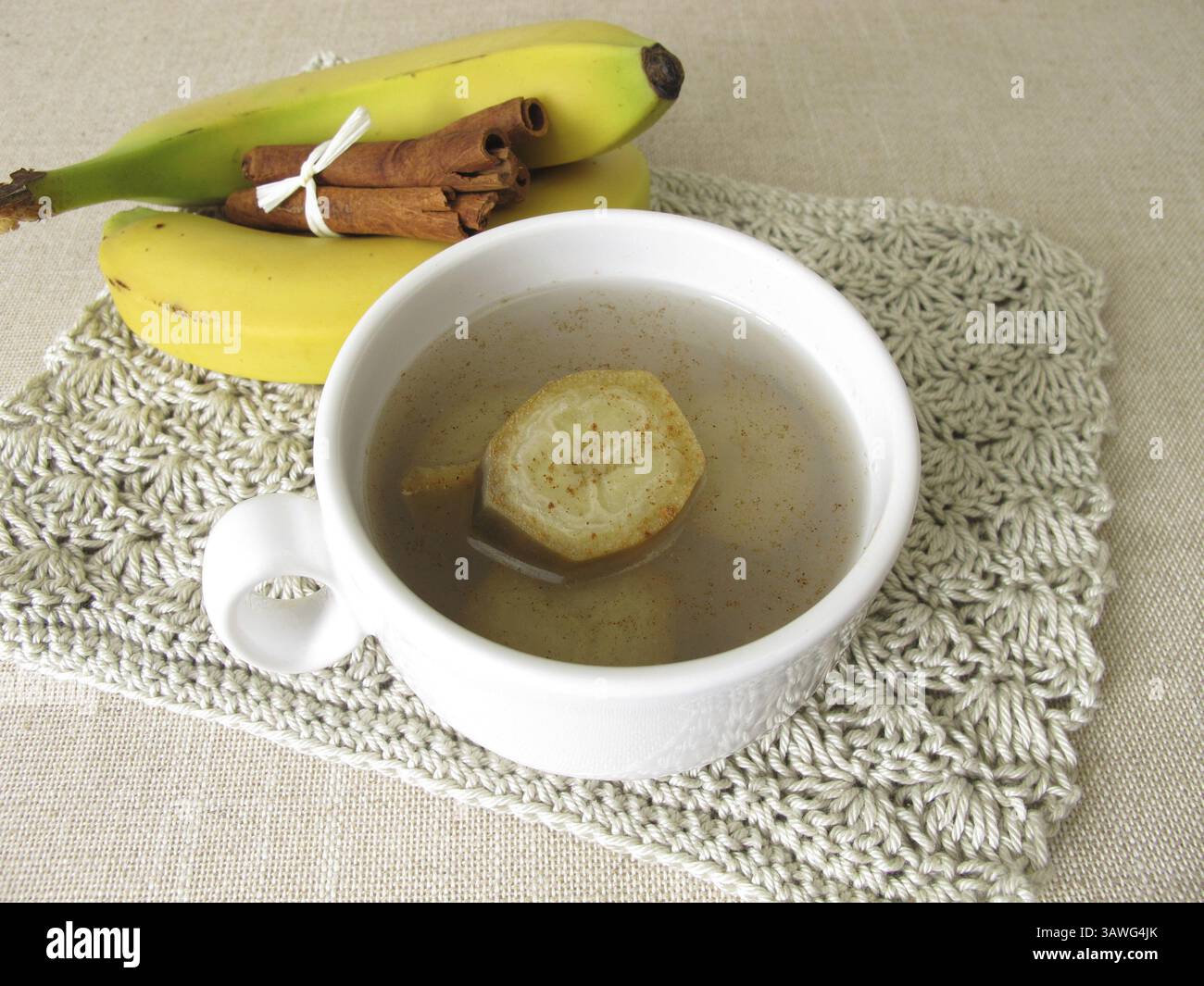 Bananenschalen Tee, Tee aus Bio-Bananen, Bananenschalen und Zimt Stockfoto