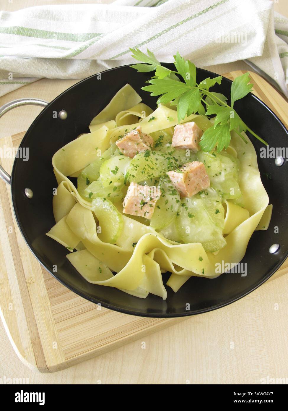Nudeln mit Wildlachs und Gurkengemüse im Wok Stockfoto