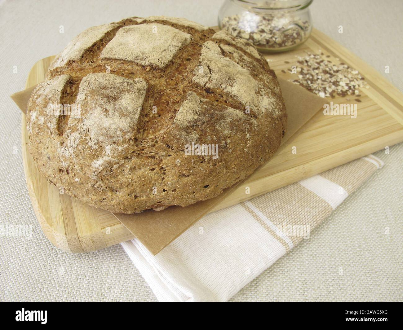 Selbstgebackenes Roggenbrot mit Roggenmehl und Samen Stockfoto