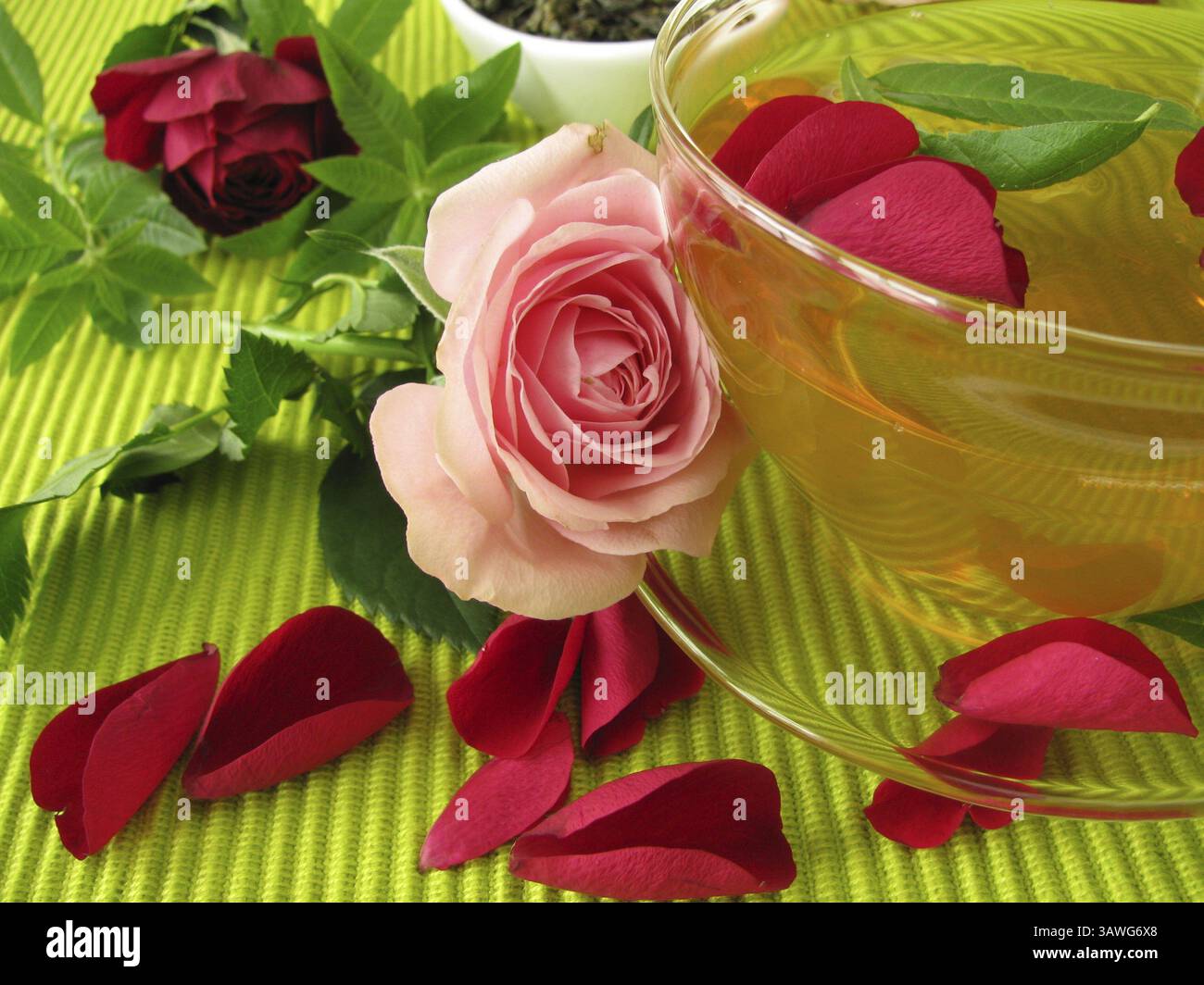 Grüner Tee mit Rosenblättern und Zitronenverbene Stockfoto