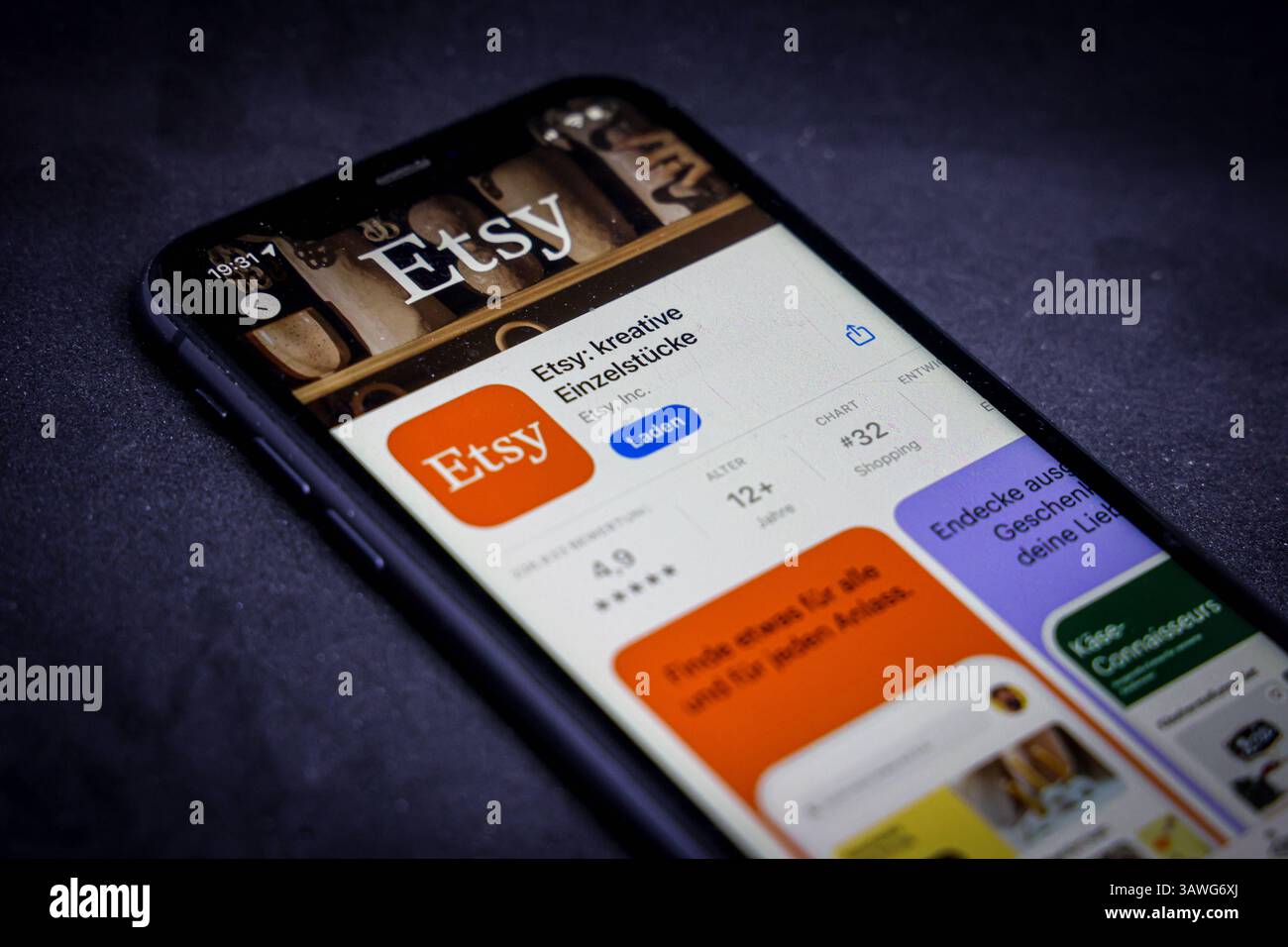 Apple App Store auf einem iPhone. Essenzielle Shopping Apps. Etsy: kreative Einzelstücke. // 19.04.2025 *** Apple App Store auf einem iPhone Essential Shopping Apps Etsy Creative Unique Pieces 19 04 2025 Stockfoto