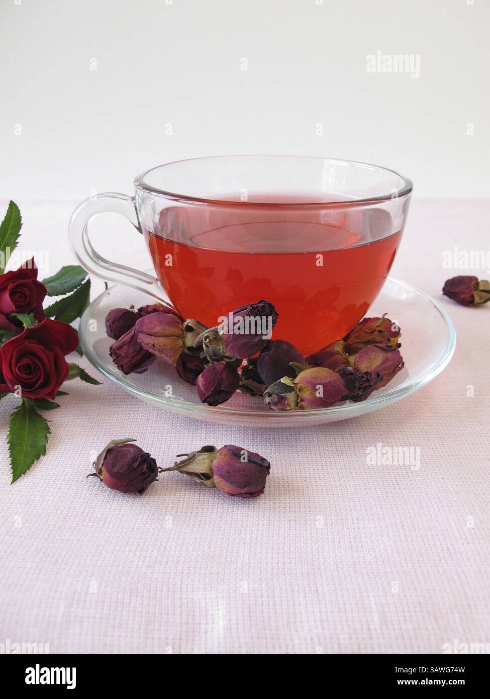 Tee aus getrockneten Rosenblättern Stockfoto