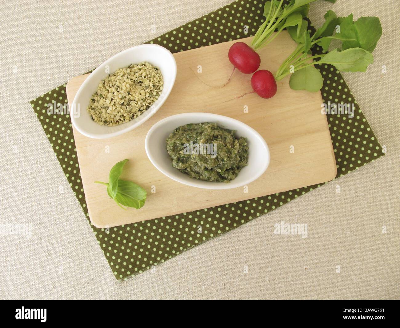 Hausgemachte vegane Hanfpaste mit Basilikum Stockfoto