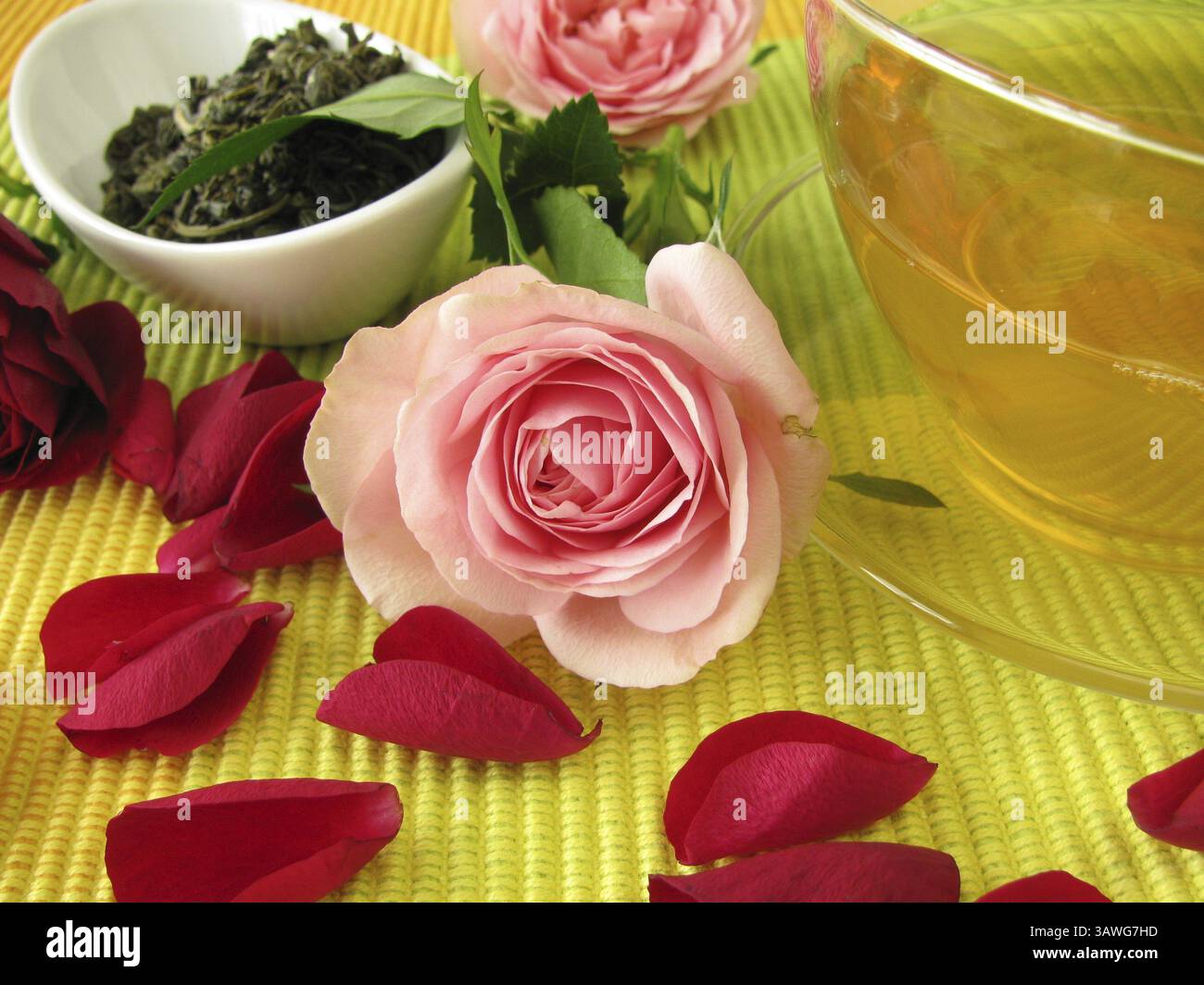 Grüner Tee mit Rosenblättern Stockfoto