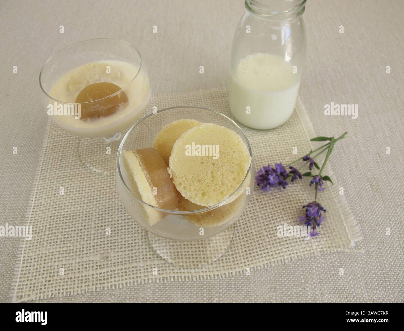Kalte Milch mit Kaffee-Kokos-Eiswürfeln Stockfoto