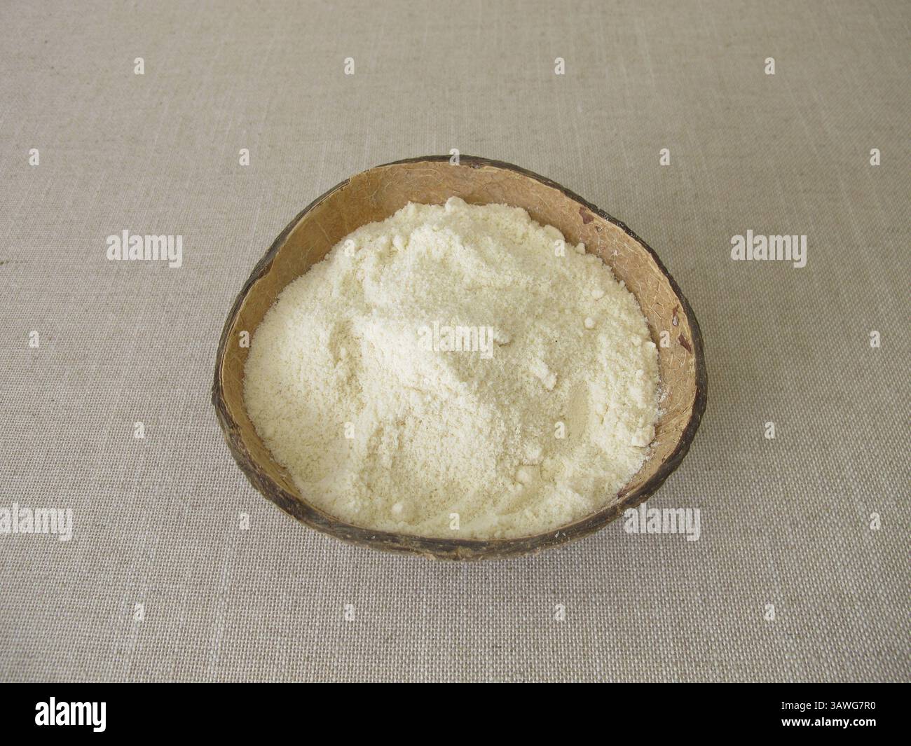 Kokosmehl in der Kokosnussschale, Mehl aus der Kokosnuss Stockfoto
