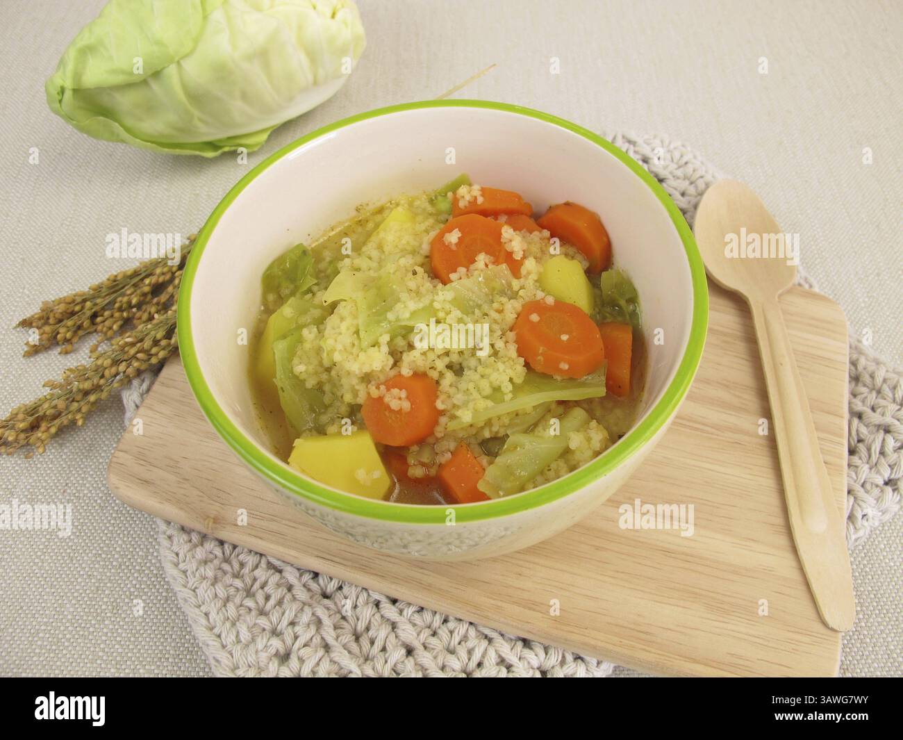 Eintopf mit Spitzkohl und Hirse Stockfoto