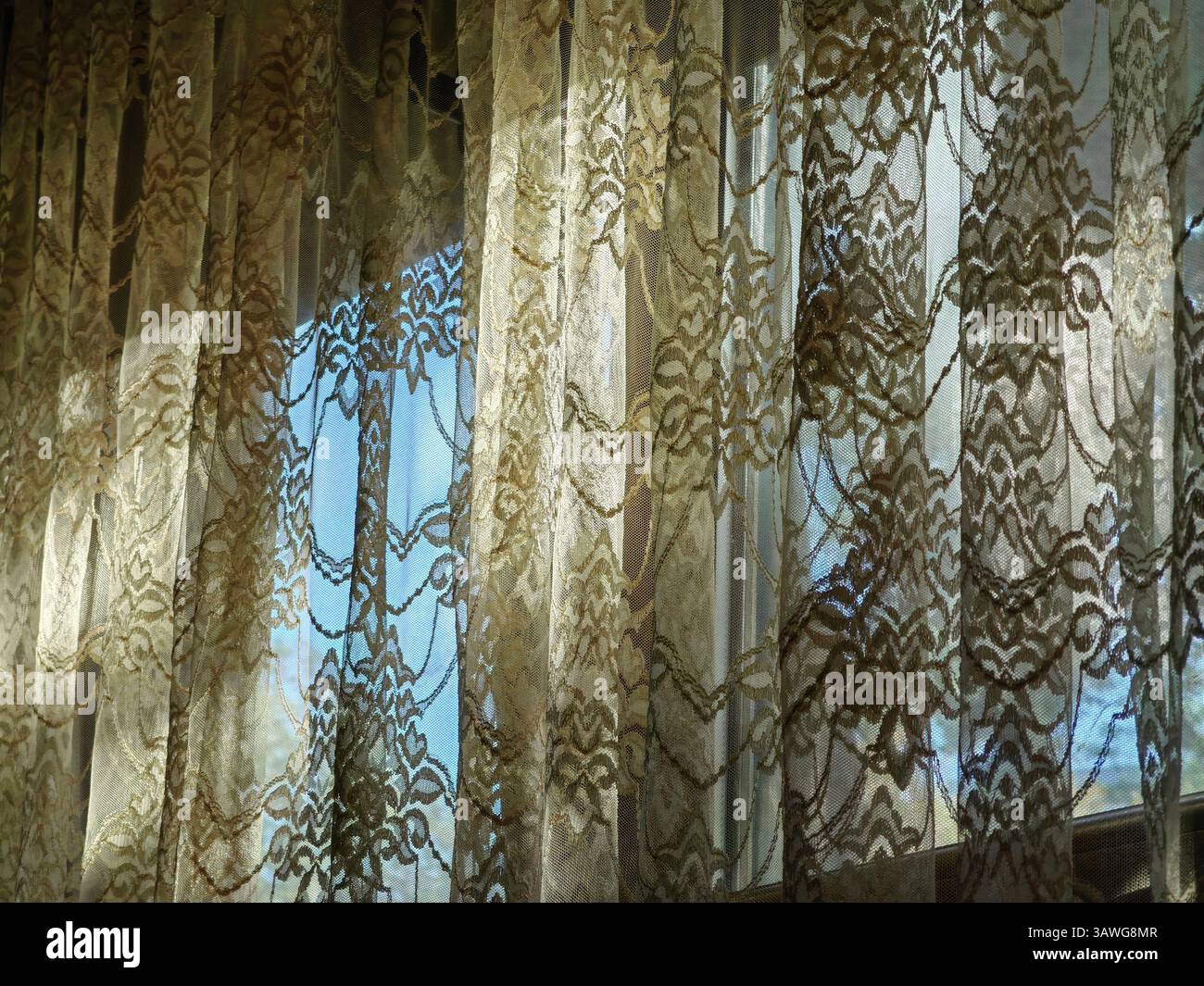 Betreten Sie das Licht: Sonnendurchflutete Vorhänge in Nahaufnahme Stockfoto