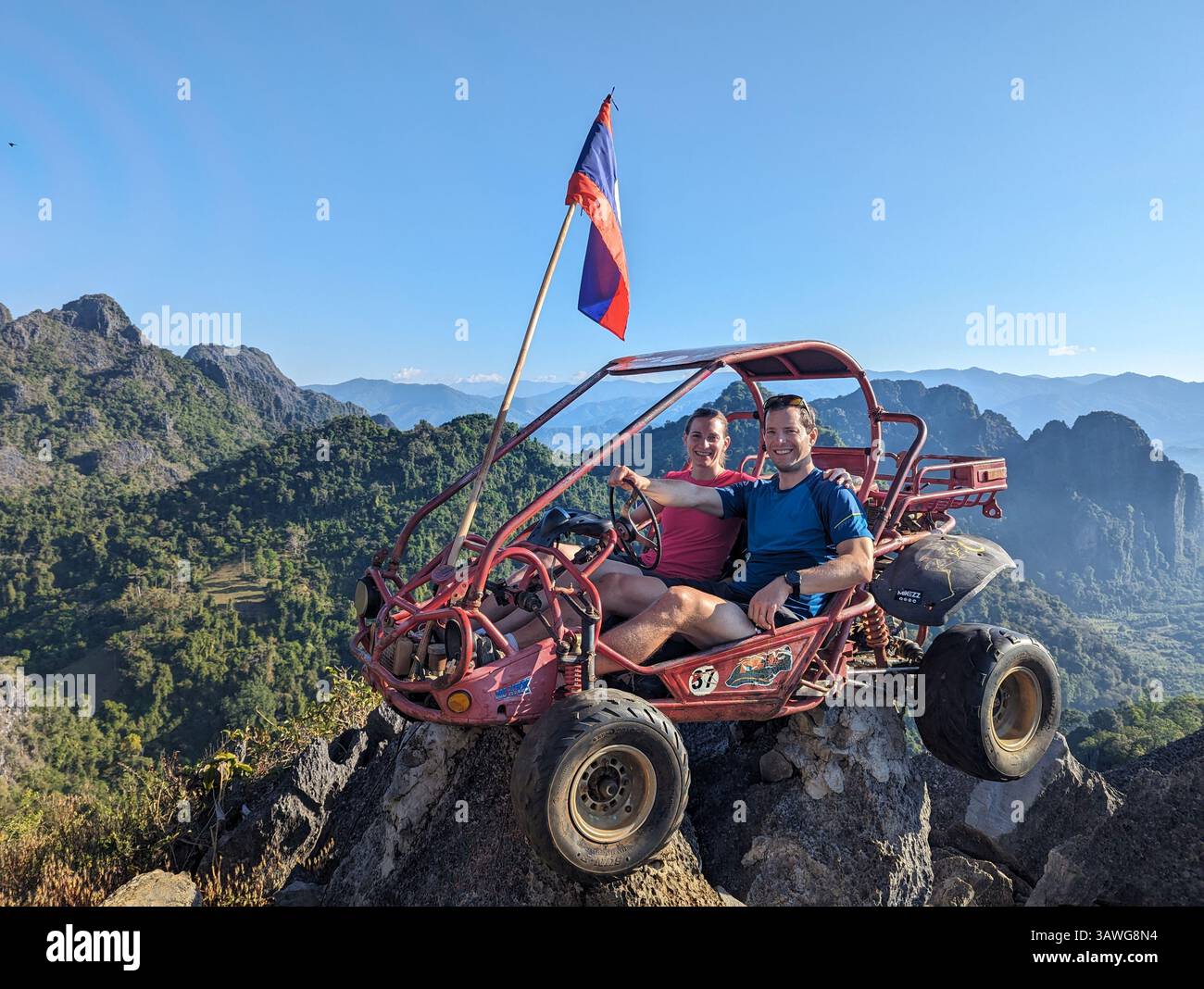 Buggy am Mountain Viewpoint, Silver Cliff Viewpoint One in Vang Vieng Laos. Wandern Genießen Sie die Natur und entspannen Sie sich. laotische Flagge, wunderschöne Landschaft. Hohe Qualität Stockfoto