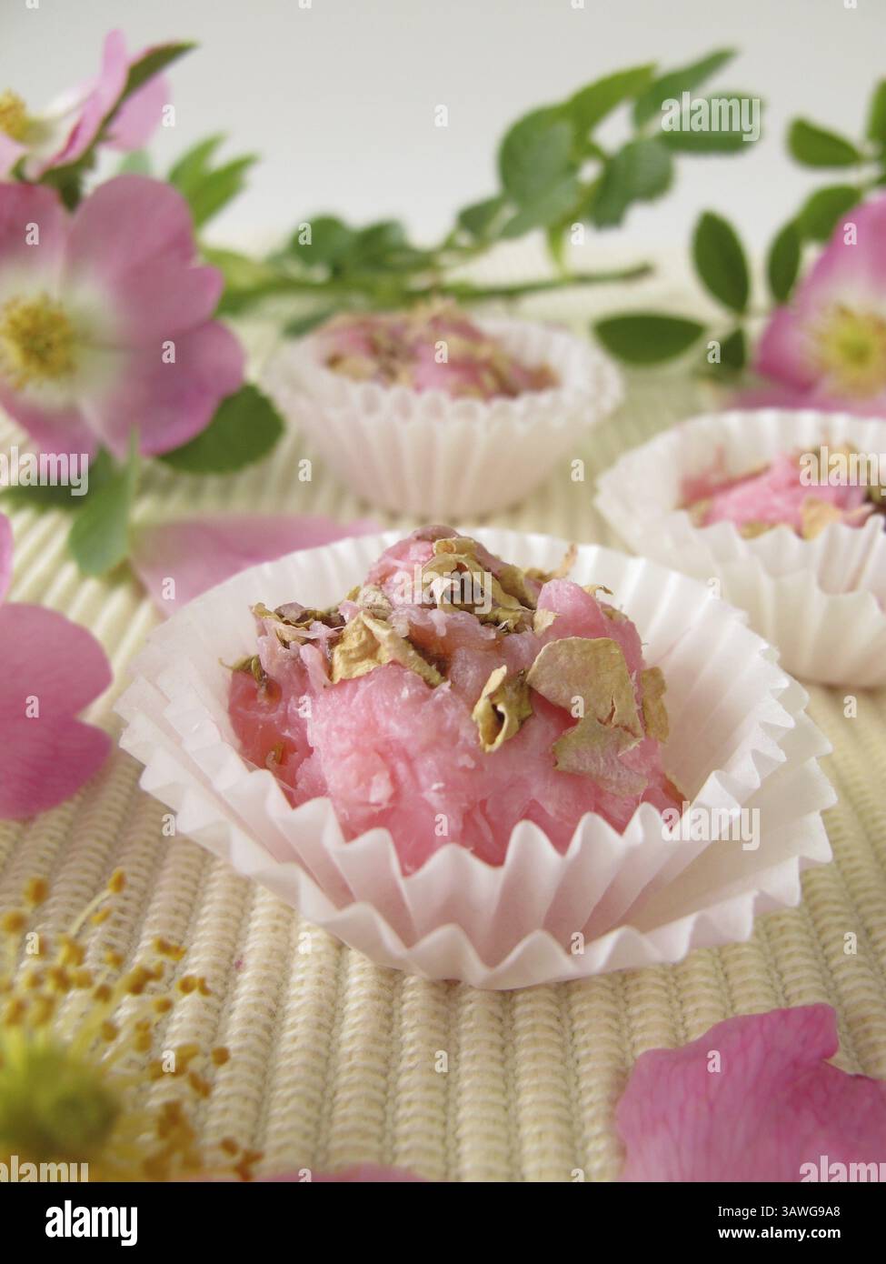 Handgemachte Seifenschokolade mit wilden Rosenblättern Stockfoto