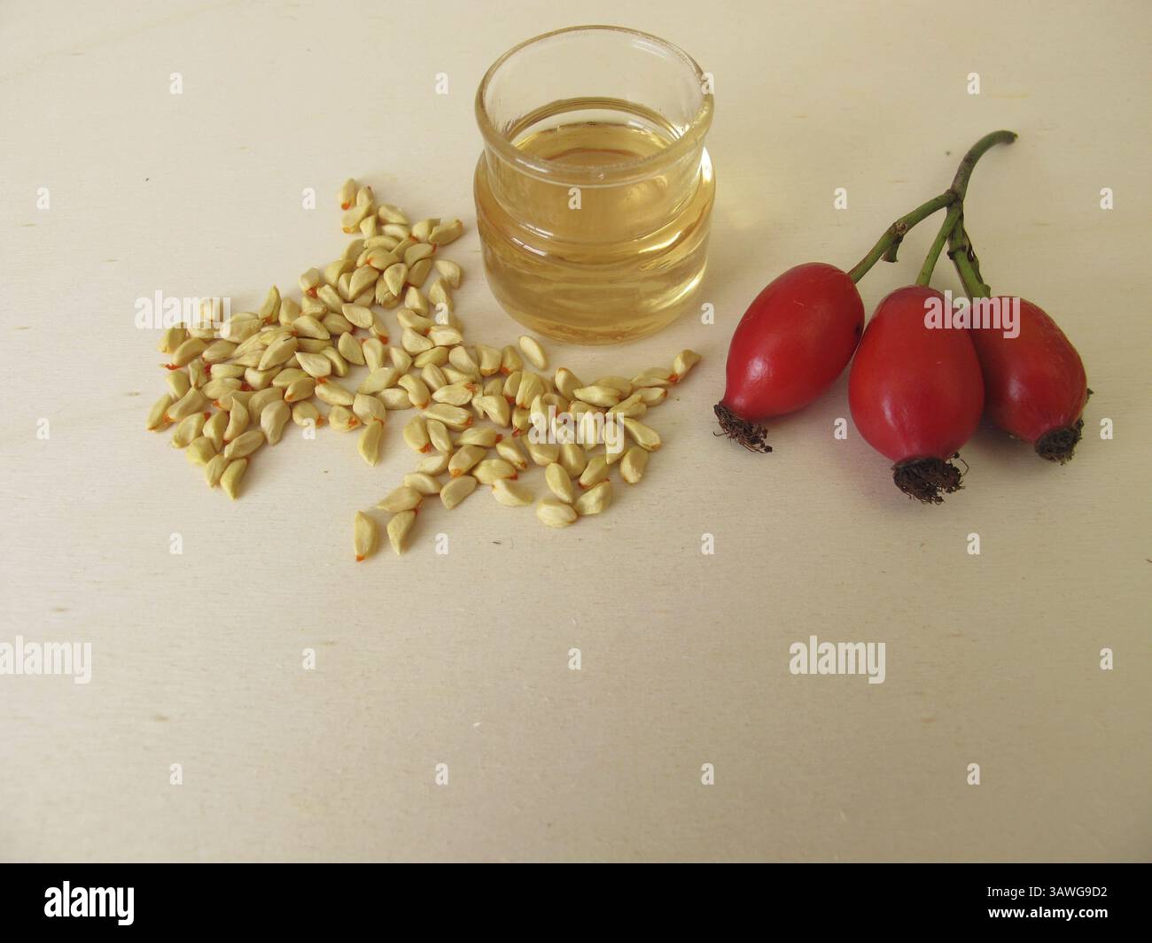 Hagebuttenkernöl, Wildrosenöl aus den Hagebuttensamen der Wildrose Stockfoto