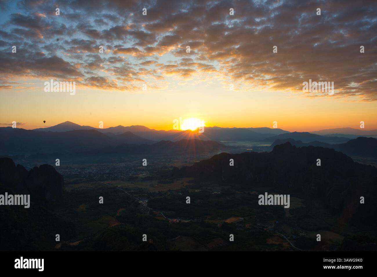 Sunrise View Point in Vang Vieng, Laos am Big Pha Ngern View Point Top. Stockfoto