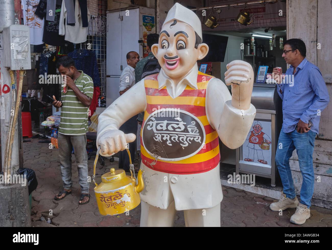 Die Markenfigur eines indischen Teehändlers im alten Stil, der vor einer Zweigstelle der indischen Teehandelskette Yewale Amruttulya in Mumbai, Indien, steht Stockfoto