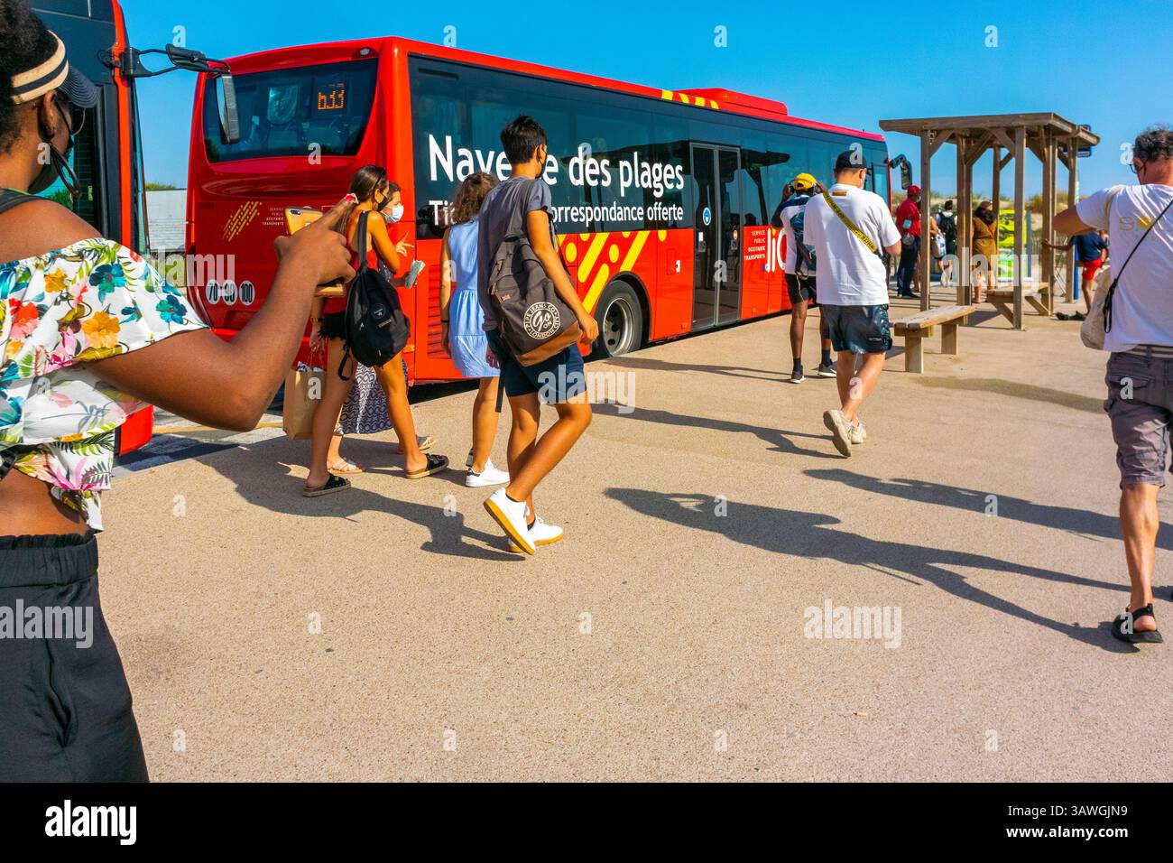 Montpellier, Frankreich, Menschenmenge zu Fuß zum Strand, vom öffentlichen Bus, Sommerurlauber, Strandszenen, Palavas-les-Flots Stockfoto