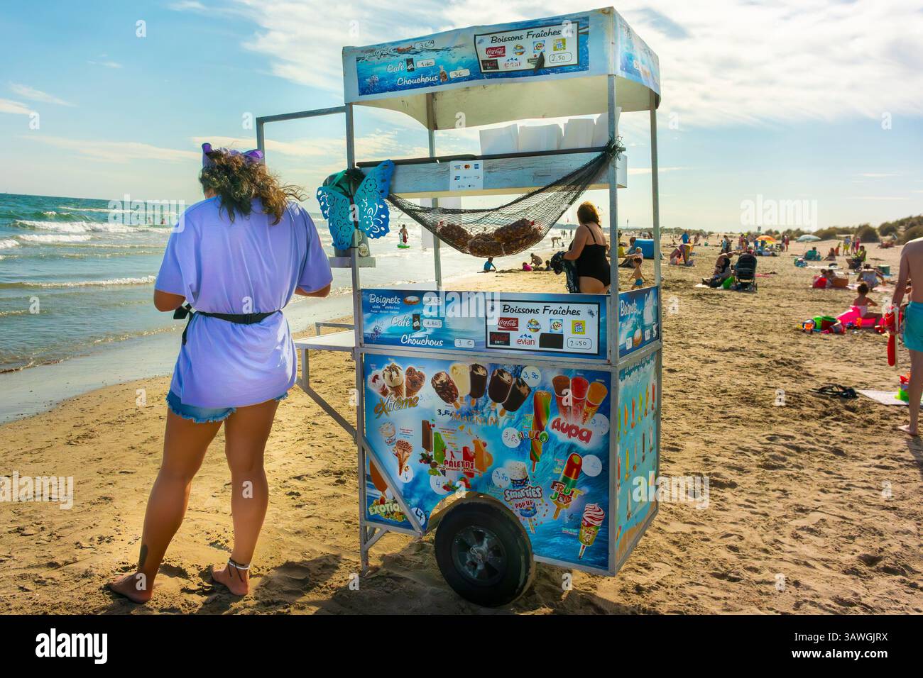 Montpellier, Frankreich, Strandszenen, Straßenessen, Sommerjobs, Teenager, (Palavas-les-Flots) Sommerteenager Stockfoto