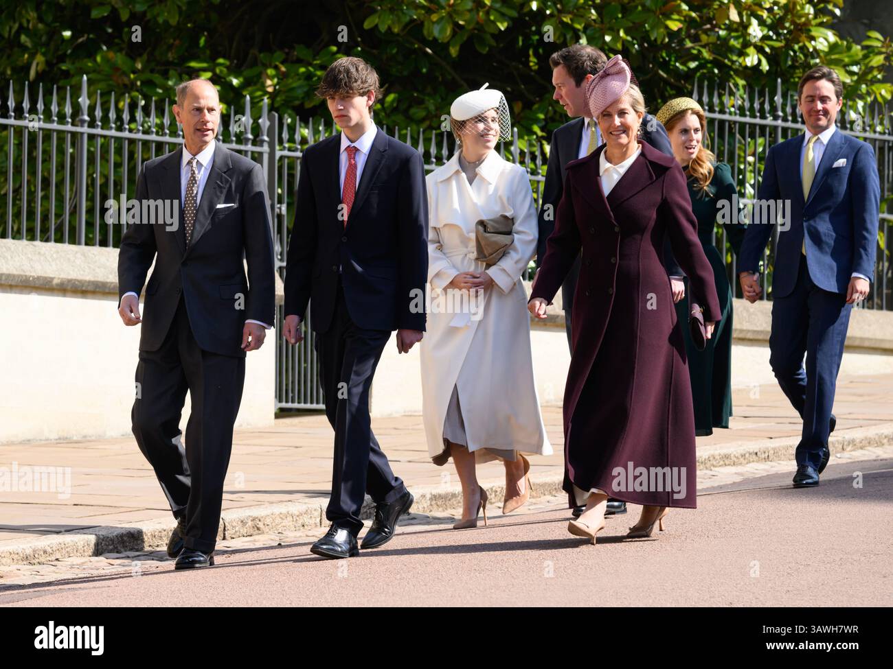 London, Großbritannien. April 2025. Prinz Edward, Herzog von Edinburgh, Sophie, Herzogin von Edinburgh, James Mountbatten-Windsor, der Earl of Wessex, Prinzessin Beatrice, Jack Brooksbank und Edoardo Mapelli mozzi, die am Ostersonntag in der St.-GeorgeÕs-Kapelle auf Schloss Windsor am Ostersonntag am Mattins-Gottesdienst teilnahmen. Quelle: Doug Peters/EMPICS/Alamy Live News Stockfoto