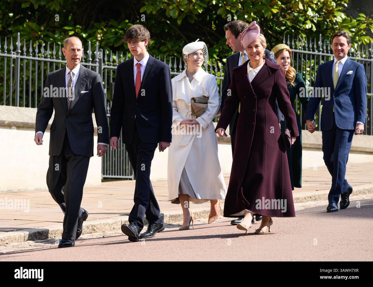 London, Großbritannien. April 2025. Prinz Edward, Herzog von Edinburgh, Sophie, Herzogin von Edinburgh, James Mountbatten-Windsor, der Earl of Wessex, Prinzessin Beatrice, Jack Brooksbank und Edoardo Mapelli mozzi, die am Ostersonntag in der St.-GeorgeÕs-Kapelle auf Schloss Windsor am Ostersonntag am Mattins-Gottesdienst teilnahmen. Quelle: Doug Peters/EMPICS/Alamy Live News Stockfoto