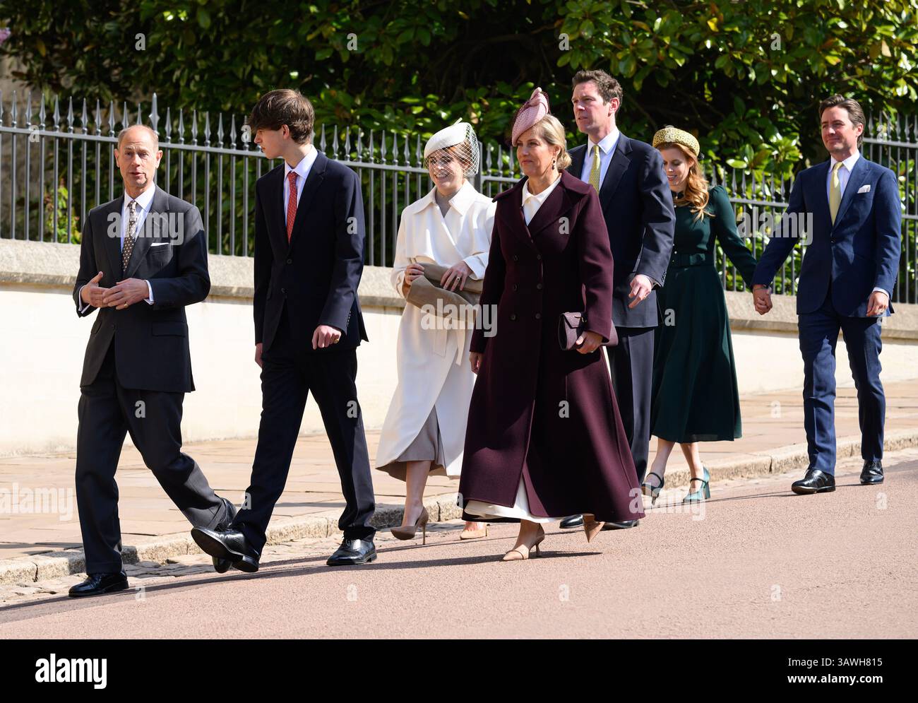 London, Großbritannien. April 2025. Prinz Edward, Herzog von Edinburgh, Sophie, Herzogin von Edinburgh, James Mountbatten-Windsor, der Earl of Wessex, Prinzessin Beatrice, Jack Brooksbank und Edoardo Mapelli mozzi, die am Ostersonntag in der St.-GeorgeÕs-Kapelle auf Schloss Windsor am Ostersonntag am Mattins-Gottesdienst teilnahmen. Quelle: Doug Peters/EMPICS/Alamy Live News Stockfoto