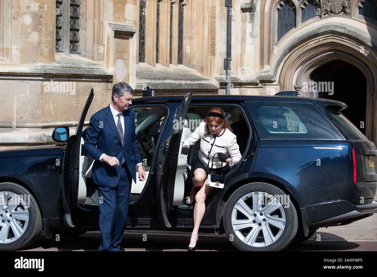 Windsor, Berkshire, Großbritannien. April 2025. Sarah, die Herzogin von York, kommt mit Sir Timothy Laurence zum Ostersonntagmorgen-Gottesdienst in Windsor Castle an, der von Mitgliedern der königlichen Familie besucht wird. Quelle: Maureen McLean/Alamy Live News Stockfoto