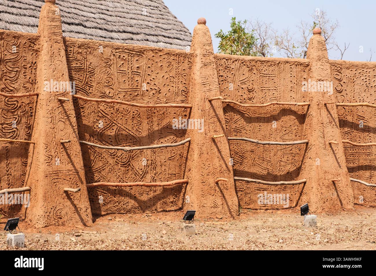 Ghana, Mole National Park. Zaina Lodge. Künstlerische Dekoration an der Außenwand. Stockfoto