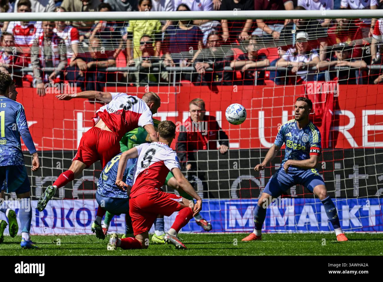 UTRECHT - (l-r) Mike van der Hoorn vom FC Utrecht, Oscar Fraulo vom FC Utrecht, Jordan Henderson von Ajax während des niederländischen Eredivisie-Spiels zwischen dem FC Utrecht und Ajax im Stadion Galgenwaard am 20. April 2025 in Utrecht, Niederlande. ANP OLAF RISS Stockfoto
