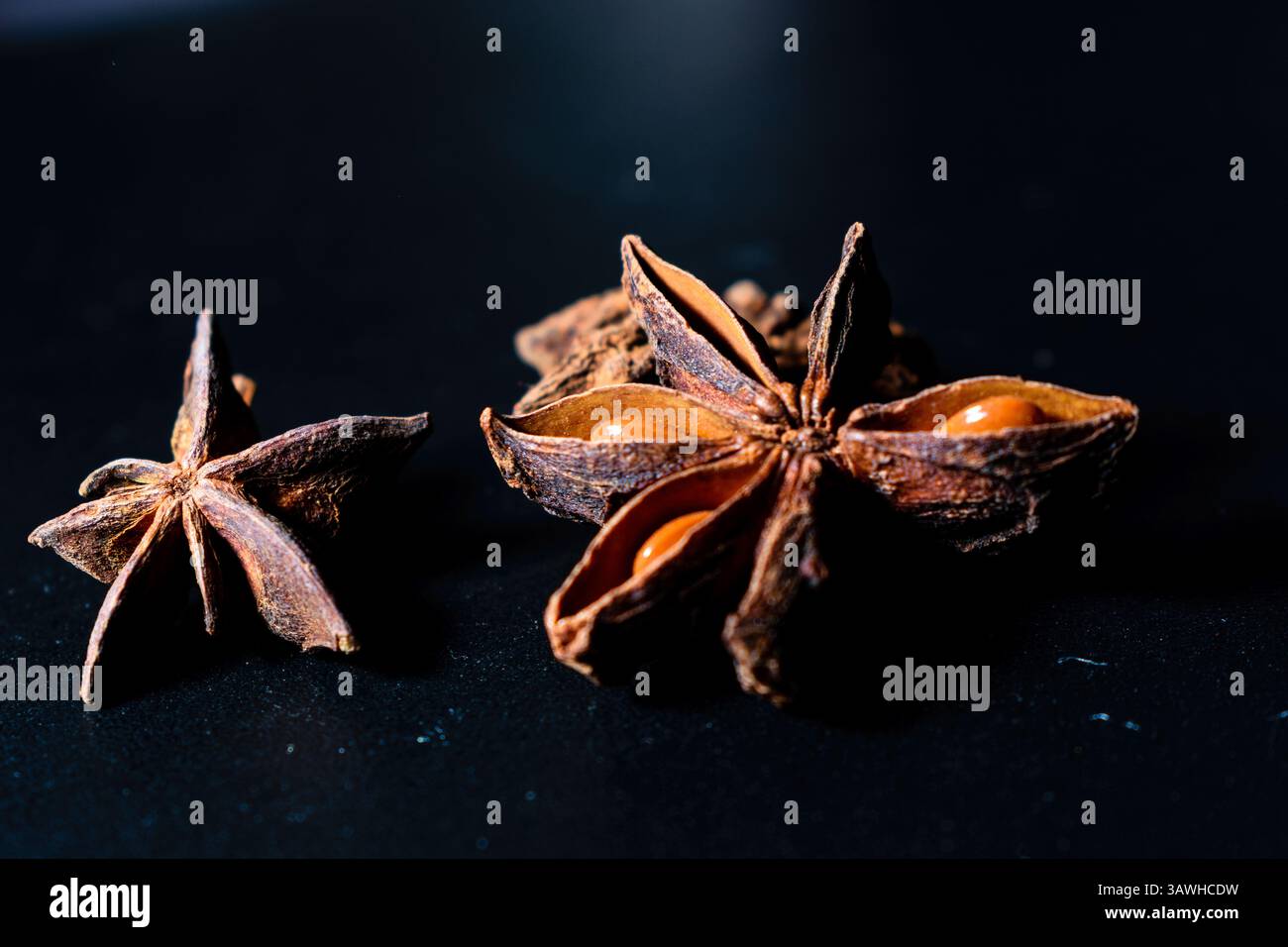 Sternanis auf schwarzem Hintergrund Stockfoto
