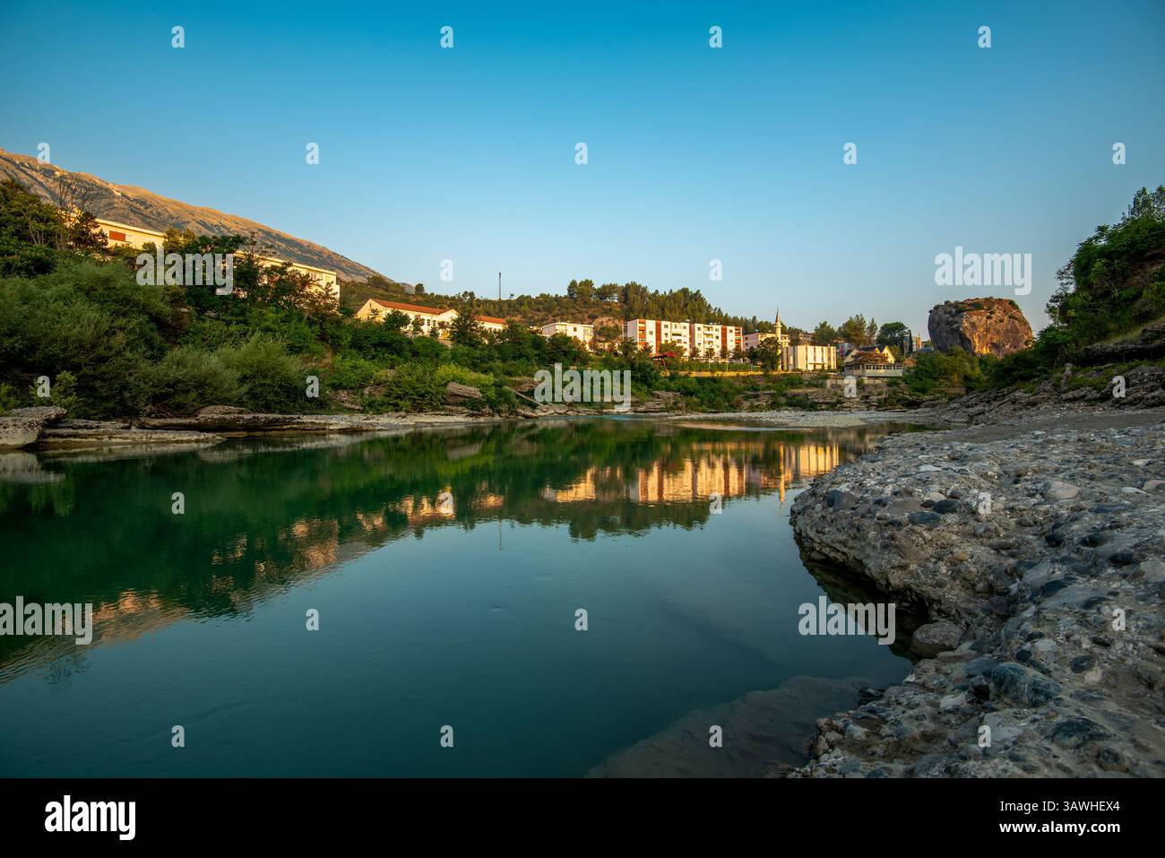 Der Fluss Vjosa fließt durch den imposanten Big Rock von Permet und spiegelt den malerischen Charme des Südwestens Albaniens in einem ruhigen, bergigen Panorama wider Stockfoto